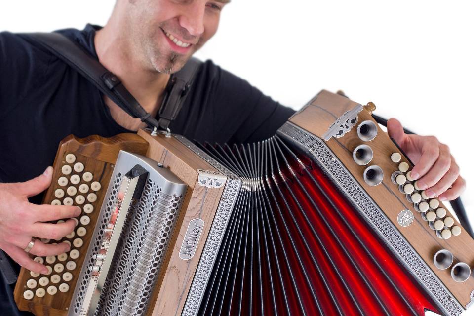 Top 6 Best Accordions for the Money - Reviews and Beginner Guides - Musiicz